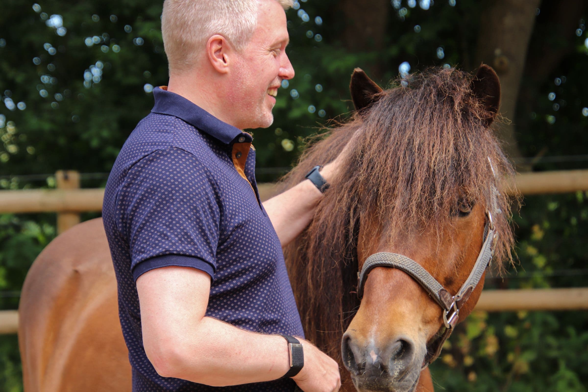 Deltager i kontakt med hest under hesteassisteret workshop